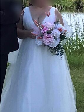 White V-Neck Tulle Wedding Gown
